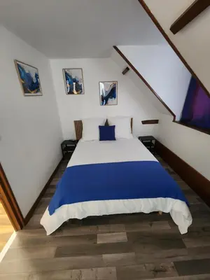 Un ou plusieurs lits dans un hébergement de l'établissement chambre bleue