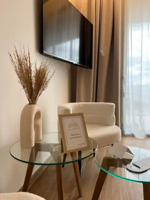 Télévision ou salle de divertissement dans l'établissement Le Domaine de la Vallée