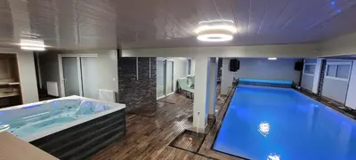 Piscine de l'établissement Gîte Les Deux Eaux ou située à proximité
