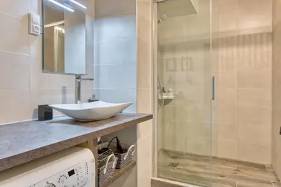 Salle de bains dans l'établissement Le Léon Gambetta appartement avec terrasse vue mer