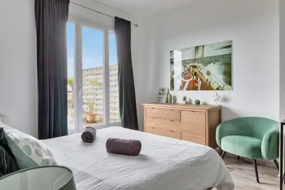 Un ou plusieurs lits dans un hébergement de l'établissement Le Léon Gambetta appartement avec terrasse vue mer