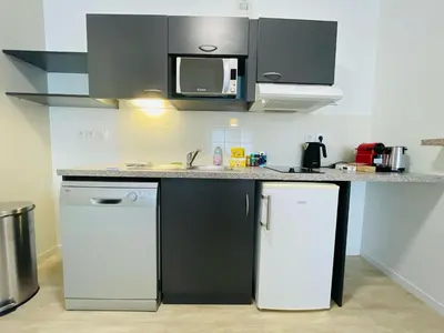 Cuisine ou kitchenette dans l'établissement Séjour idéal à Rouen - 392