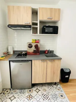 Cuisine ou kitchenette dans l'établissement Magnifique studio rénové en juin 2025 au centre ville de Vaux-sur-Seine