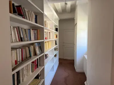 Bibliothèque dans la maison de vacances