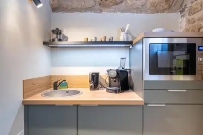 Cuisine ou kitchenette dans l'établissement Sous les voûtes