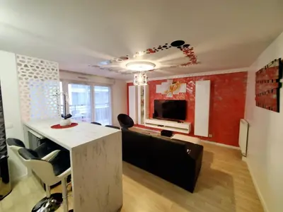 Télévision ou salle de divertissement dans l'établissement Le Petit Versailles