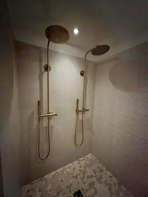 Salle de bains dans l'établissement La Parenthèse Suites - appartement luxueux avec sauna et baignoire balnéo