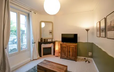 Télévision ou salle de divertissement dans l'établissement Charmante Maison De Ville