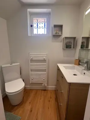 Salle de bains dans l'établissement Petite maison indépendante