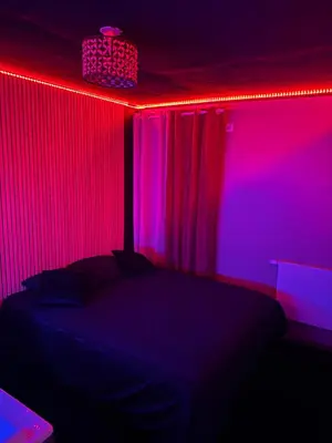 Un ou plusieurs lits dans un hébergement de l'établissement Appartement luxueux avec jacuzzi Cergy gare