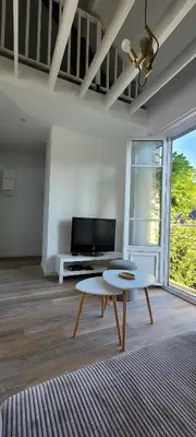 Télévision ou salle de divertissement dans l'établissement Le Birdie - Maison & Jardin à proximité de Chantilly