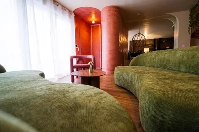Coin salon dans l'établissement Triplex Design avec Rooftop et Salle Cinéma