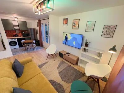 Télévision ou salle de divertissement dans l'établissement Confort et Verdure 2 Pièces Moderne avec Parking à Domont by Immo Kit Bnb