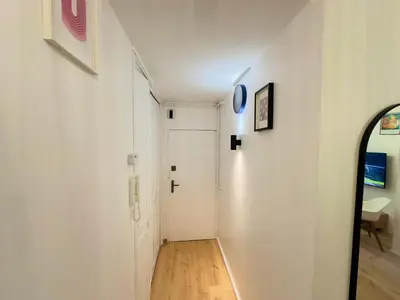 Télévision ou salle de divertissement dans l'établissement Confort et Verdure 2 Pièces Moderne avec Parking à Domont by Immo Kit Bnb