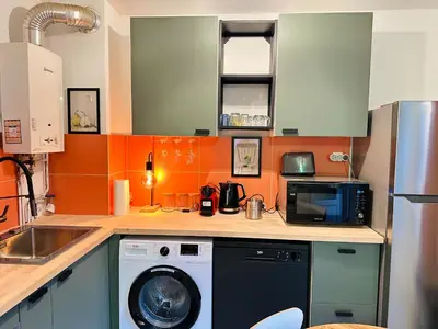 Cuisine ou kitchenette dans l'établissement Confort et Verdure 2 Pièces Moderne avec Parking à Domont by Immo Kit Bnb