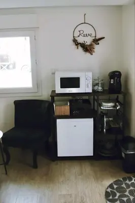 Cuisine ou kitchenette dans l'établissement Chambre indépendante avec salle de bain et toilettes