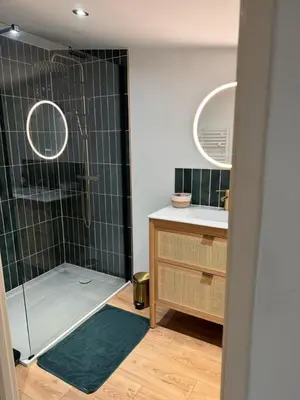 Salle de bains dans l'établissement Chambre indépendante avec salle de bain et toilettes