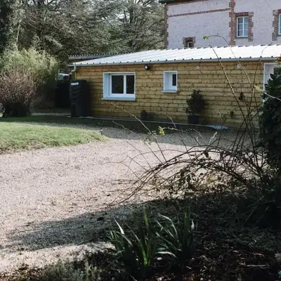 Chambre indépendante avec salle de bain et toilettes