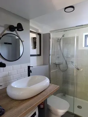 Salle de bains dans l'établissement L'Henridette