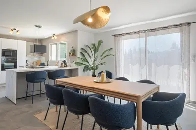 Cuisine ou kitchenette dans l'établissement Magnifique Maison, Spacieuse & Élégante - 5 chambres, terrasse & Parking