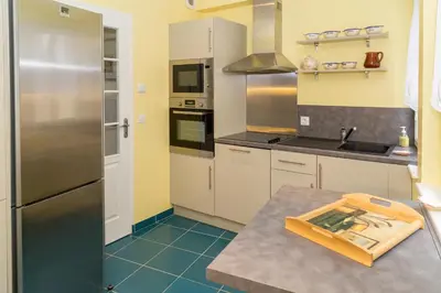 Cuisine ou kitchenette dans l'établissement Gîte La Cale 10