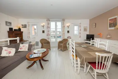 Télévision ou salle de divertissement dans l'établissement Gîte La Cale 10