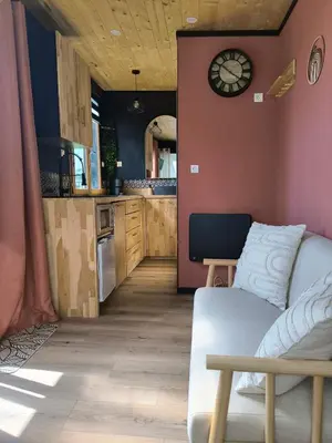 Cuisine ou kitchenette dans l'établissement La Mini Éole - Séjour insolite entre Rouen et Dieppe
