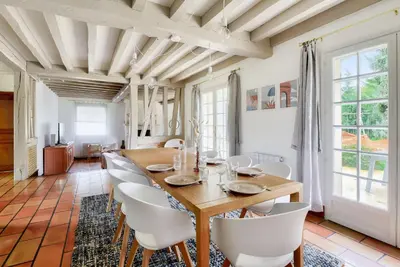 Coin salon dans l'établissement Charming countryside home near Rouen with pool
