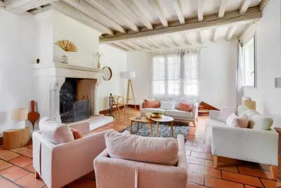 Coin salon dans l'établissement Charming countryside home near Rouen with pool