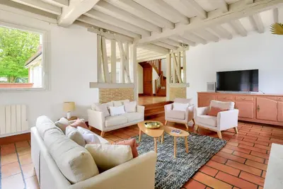 Coin salon dans l'établissement Charming countryside home near Rouen with pool