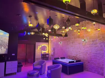 Coin salon dans l'établissement Appartement Jacuzzi Hammam 1001 Nuits Yaospa60