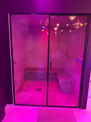 Salle de bains dans l'établissement Appartement Jacuzzi Hammam 1001 Nuits Yaospa60