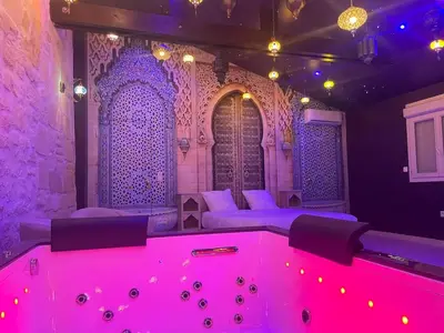 Un ou plusieurs lits dans un hébergement de l'établissement Appartement Jacuzzi Hammam 1001 Nuits Yaospa60