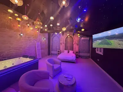 Télévision ou salle de divertissement dans l'établissement Appartement Jacuzzi Hammam 1001 Nuits Yaospa60