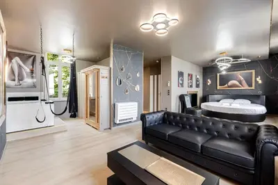 Coin salon dans l'établissement Un des sens, vue port, Sauna et Spa