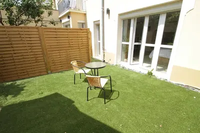 Jardin de l'établissement 2-Appartement RDC 28 m2 avec Jardin