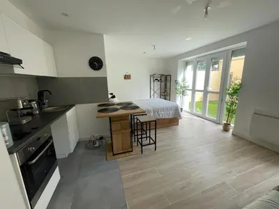 Cuisine ou kitchenette dans l'établissement 2-Appartement RDC 28 m2 avec Jardin