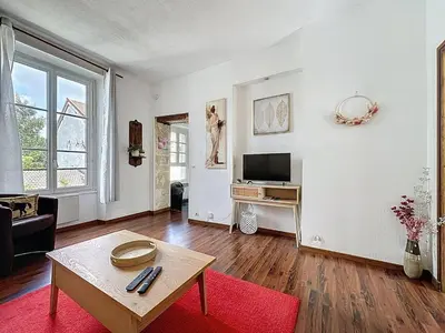 Télévision ou salle de divertissement dans l'établissement Beautiful apartment in Chantilly center