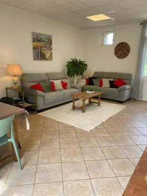 Coin salon dans l'établissement gite 4 chambres avec salle de douche et WC privative