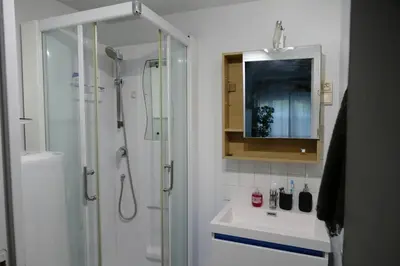 Salle de bains dans l'établissement Studio jardin de l'hôtel de ville