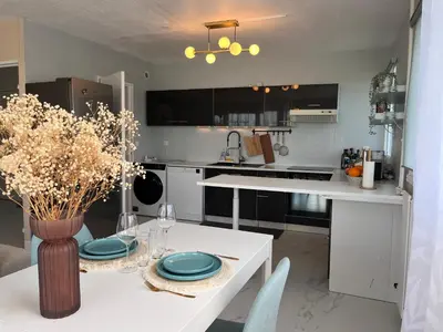 Cuisine ou kitchenette dans l'établissement Jolie Chambre Confortable