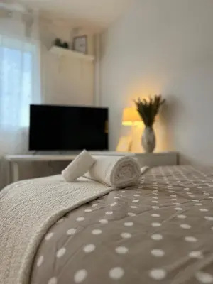Un ou plusieurs lits dans un hébergement de l'établissement Jolie Chambre Confortable