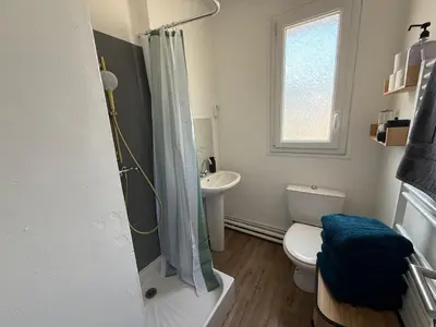Salle de bains dans l'établissement Studio cosy en hypercentre de Louviers