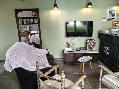 Télévision ou salle de divertissement dans l'établissement le cottage
