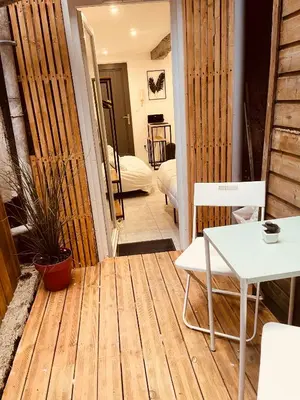 Un ou plusieurs lits dans un hébergement de l'établissement Le Studio Terrasse - Le calme en plein cœur du centre-ville