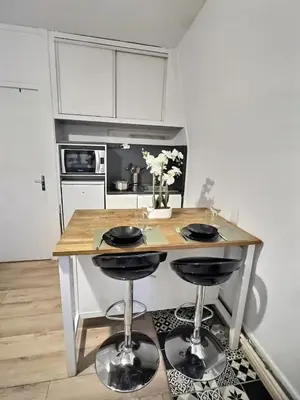 Cuisine ou kitchenette dans l'établissement Superbe studio Cosy pour une ESCAPADE au Coeur de Senlis-Idéal pour Couples Voyageurs & Professionnels
