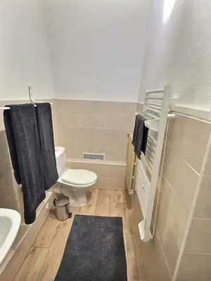 Salle de bains dans l'établissement Superbe studio Cosy pour une ESCAPADE au Coeur de Senlis-Idéal pour Couples Voyageurs & Professionnels