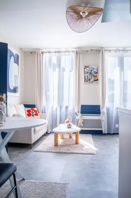 Coin salon dans l'établissement Art, confort et lit d'exception