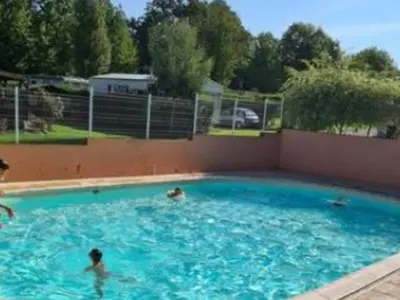 Piscine de l'établissement Chalet intime avec terrasse pour 2 personnes - API-1-52-420 ou située à proximité
