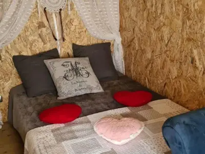 Un ou plusieurs lits dans un hébergement de l'établissement Chalet intime avec terrasse pour 2 personnes - API-1-52-420